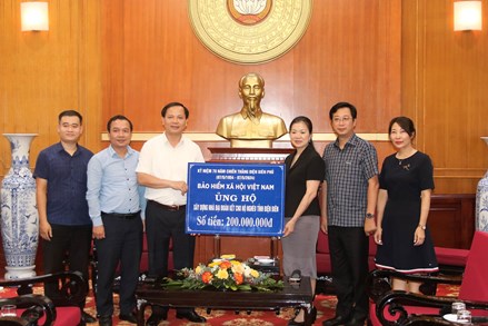 Phó Chủ tịch Trương Thị Ngọc Ánh tiếp nhận ủng hộ xây nhà đại đoàn kết trên địa bàn tỉnh Điện Biên