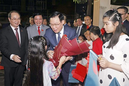 Chủ tịch Quốc hội Vương Đình Huệ gặp mặt cộng đồng người Việt Nam tại Bangladesh