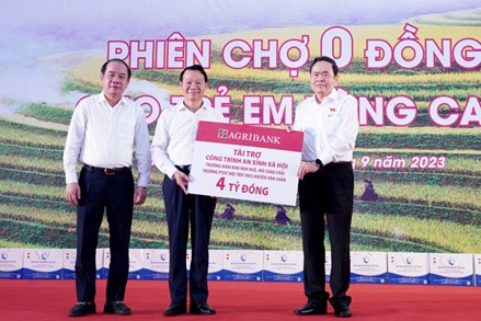 Phó Chủ tịch Thường trực Quốc hội Trần Thanh Mẫn dự Chương trình “Phiên chợ 0 đồng” cho trẻ em vùng cao tại Yên Bái