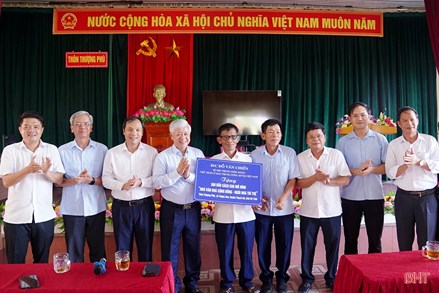 Chủ tịch Ủy ban Trung ương MTTQ Việt Nam Đỗ Văn Chiến thăm hỏi, tặng quà người cao tuổi tại Hà Tĩnh