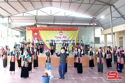 Sơn La: Chủ tịch UBND tỉnh dự Ngày hội Đại đoàn kết toàn dân tộc tại bản Mường Bú