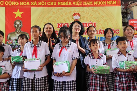 Phó Chủ tịch - Tổng Thư ký Nguyễn Thị Thu Hà dự Ngày hội Đại đoàn kết tại ấp Long Thuận A