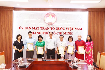 Thành phố Hồ Chí Minh: Tiếp nhận kinh phí ủng hộ hoạt động chăm lo người nghèo đón Tết Nguyên đán