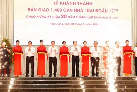 Chủ tịch nước Võ Văn Thưởng dự Lễ bàn giao 1.400 căn nhà Đại đoàn kết tại tỉnh Hậu Giang