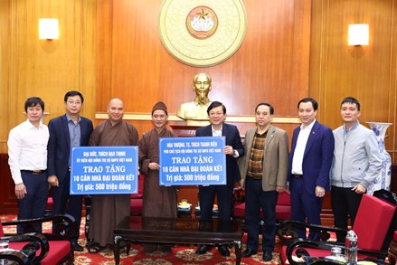 Phó Chủ tịch Nguyễn Hữu Dũng tiếp nhận số tiền 1 tỷ đồng ủng hộ xây nhà đại đoàn kết cho hộ nghèo trên địa bàn tỉnh Điện Biên