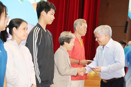 Chủ tịch Ủy ban Trung ương MTTQ Việt Nam Đỗ Văn Chiến thăm và tặng quà người có hoàn cảnh khó khăn tại tỉnh Bình Dương