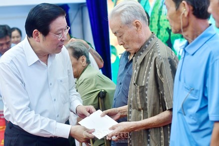 Trưởng Ban Nội chính Trung ương Phan Đình Trạc thăm và tặng quà Tết cho hộ nghèo tại tỉnh Cà Mau