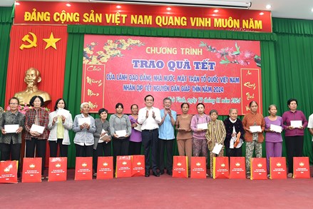 Phó Thủ tướng Trần Lưu Quang tặng quà Tết tại Trà Vinh