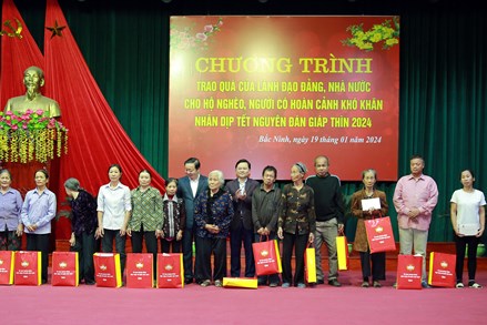 Phó Thủ tướng Trần Hồng Hà thăm, tặng quà Tết cho hộ nghèo tại Bắc Ninh