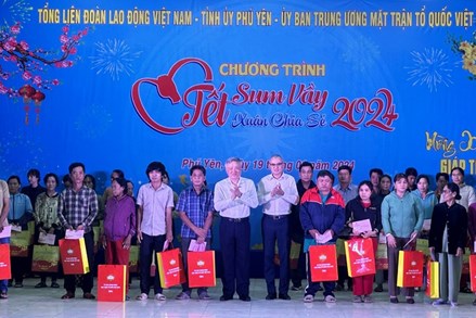 Chánh án Tòa án nhân dân Tối cao Nguyễn Hòa Bình tặng quà cho công nhân, lao động Phú Yên
