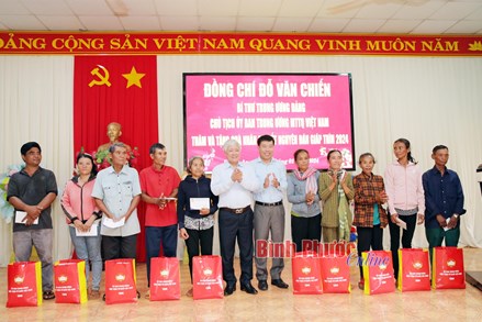 Chủ tịch Đỗ Văn Chiến thăm, tặng quà Tết cho người nghèo và công nhân, người lao động tại Bình Phước