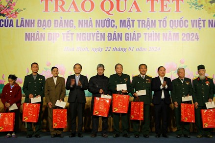 Phó Thủ tướng Trần Lưu Quang trao quà Tết tại tỉnh Hoà Bình