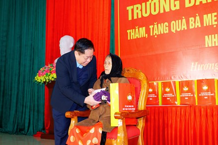 Trưởng Ban Tuyên giáo Trung ương Nguyễn Trọng Nghĩa thăm, tặng quà Tết cho hộ nghèo, hộ có hoàn cảnh khó khăn tại Vĩnh Phúc