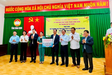 Bộ trưởng Hồ Đức Phớc thăm và tặng quà công nhân, người lao động, các hộ nghèo tại tỉnh Bình Định
