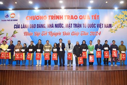 Trưởng Ban Tuyên giáo Trung ương Nguyễn Trọng Nghĩa thăm, tặng quà Tết tại Đà Nẵng
