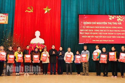 Phó Chủ tịch - Tổng Thư ký Nguyễn Thị Thu Hà thăm, tặng quà Tết tại Ninh Bình