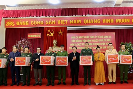 Ủy viên Bộ Chính trị Nguyễn Xuân Thắng thăm, tặng quà và chúc Tết tại Quảng Ninh