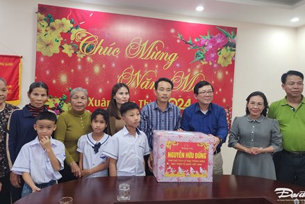 Phó Chủ tịch Nguyễn Hữu Dũng tặng quà Tết cho trẻ em và người yếu thế ở Quảng Bình