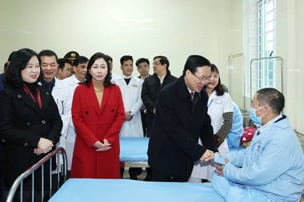 Chủ tịch nước Võ Văn Thưởng thăm, chúc mừng các y, bác sĩ tại tỉnh Hà Nam