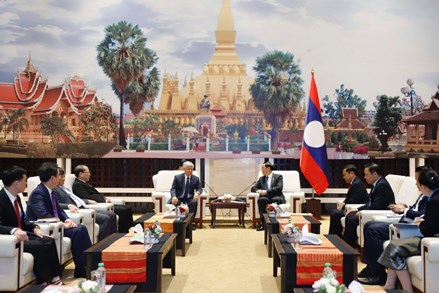 Thủ tướng Lào Sonexay Siphandone tiếp thân mật Đoàn đại biểu cấp cao Ủy ban Trung ương MTTQ Việt Nam