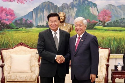 Tổng Bí thư, Chủ tịch nước CHDCND Lào tiếp Chủ tịch Ủy ban Trung ương Mặt trận Tổ quốc Việt Nam Đỗ Văn Chiến