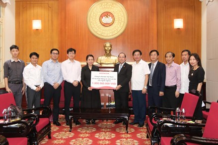Phó Chủ tịch Hoàng Công Thủy tiếp nhận hỗ trợ 1,8 tỷ đồng cho người nghèo tỉnh Điện Biên