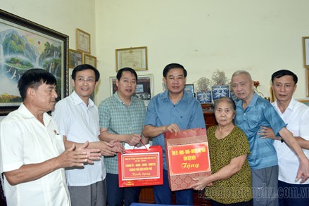 Điện Biên: Thăm, tặng quà tri ân gia đình liệt sĩ, chiến sĩ Điện Biên tại TP. Điện Biên Phủ