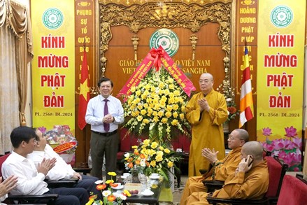 Phó Chủ tịch Nguyễn Hữu Dũng chúc mừng Đại lễ Phật đản năm 2024 tại chùa Quán Sứ