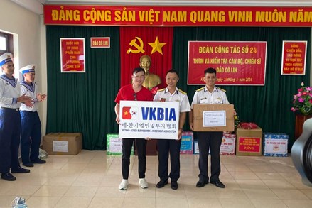 Kiều bào cùng Đoàn công tác của UBTƯ MTTQ Việt Nam thăm huyện đảo Trường Sa và Nhà giàn DK1
