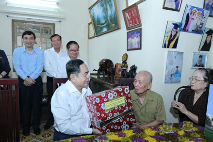 Chủ tịch Quốc hội Trần Thanh Mẫn thăm, tặng quà tri ân người có công thành phố Cần Thơ