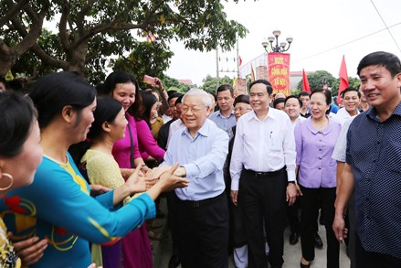 Giương cao ngọn cờ đại đoàn kết toàn dân tộc, phát huy truyền thống yêu nước, vai trò nòng cốt chính trị của Mặt trận Tổ quốc Việt Nam, quyết tâm xây dựng đất nước ta ngày càng giàu mạnh, phồn vinh, văn minh, hạnh phúc