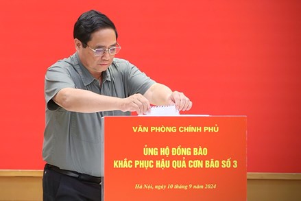 Thủ tướng cùng cán bộ, công chức Văn phòng Chính phủ ủng hộ đồng bào khắc phục hậu quả bão số 3