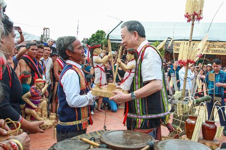 Tăng cường khối đại đoàn kết toàn dân tộc, giữ vững ổn định chế độ chính trị, tạo nền tảng vững chắc để phát triển đất nước nhanh, bền vững