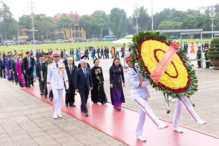 Đoàn đại biểu tham dự Đại hội đại biểu toàn quốc MTTQ Việt Nam lần thứ X, nhiệm kỳ 2024-2029 vào Lăng viếng Chủ tịch Hồ Chí Minh