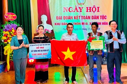 Bình Định: Bí thư Tỉnh ủy Hồ Quốc Dũng chung vui Ngày hội Đại đoàn kết tại thôn M10