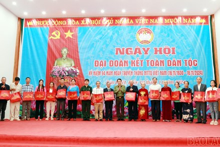 Bộ trưởng Bộ Công an Lương Tam Quang dự Ngày hội Đại đoàn kết toàn dân tộc tại xã Bản Phiệt, tỉnh Lào Cai