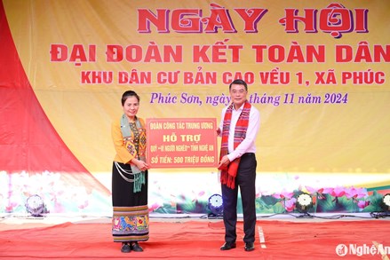 Trưởng Ban Tổ chức Trung ương Lê Minh Hưng chung vui Ngày hội Đại đoàn kết toàn dân tộc với nhân dân tỉnh Nghệ An