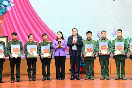 Chủ tịch Quốc hội Trần Thanh Mẫn thăm, tặng quà lực lượng vũ trang, gia đình chính sách, người dân bị thiệt hại do thiên tai tại tỉnh Yên Bái