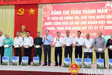 Chủ tịch Quốc hội thăm, tặng quà Tết cho gia đình chính sách, người nghèo, công nhân lao động tại tỉnh Hậu Giang