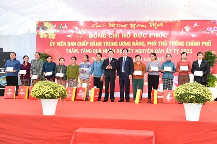 Phó Thủ tướng Hồ Đức Phớc tặng quà cho hộ nghèo, công nhân, người lao động có hoàn cảnh khó khăn tỉnh Bình Định