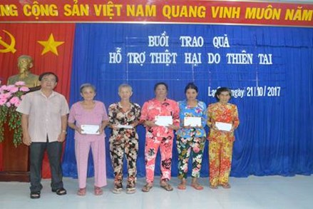 MTTQ tỉnh Kiên Giang trao quà hỗ trợ người dân bị thiệt hại do mưa lũ
