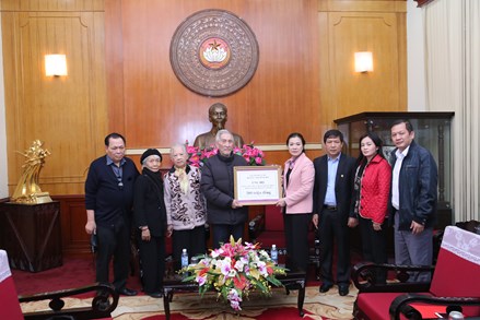 Gia đình cụ Hoàng Thị Minh Hồ trao tiền ủng hộ đồng bào vùng lũ và học sinh nghèo vượt khó 