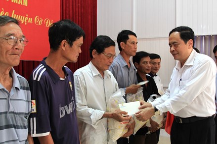 Chủ tịch Trần Thanh Mẫn tặng quà Tết tại tỉnh Hậu Giang và TP. Cần Thơ