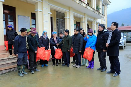 Tặng quà Tết cho người nghèo vùng bị rét đậm, rét hại tại tỉnh Lào Cai