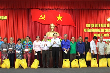 Chủ tịch Trần Thanh Mẫn trao quà Tết tại TP. Cần Thơ