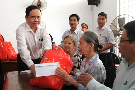 Chủ tịch Trần Thanh Mẫn tặng quà Tết các hộ nghèo, gia đình chính sách phường An Hội