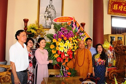 Phó Chủ tịch Trương Thị Ngọc Ánh chúc mừng lễ Phật đản tại tỉnh Kon Tum