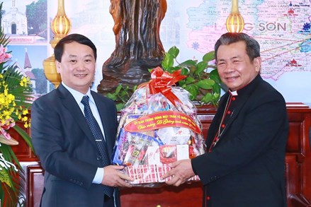 Phó Chủ tịch - Tổng Thư ký Hầu A Lềnh chúc mừng Giáng sinh tại Lạng Sơn