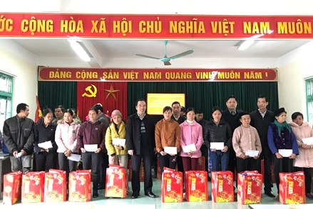 Mặt trận Trung ương tặng quà Tết cho người nghèo tại tỉnh Bắc Kạn