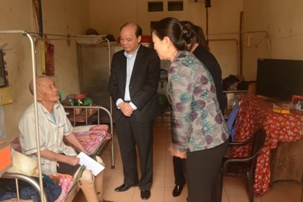 Mặt trận Trung ương tặng quà tết cho người nghèo tại tỉnh Thái Bình